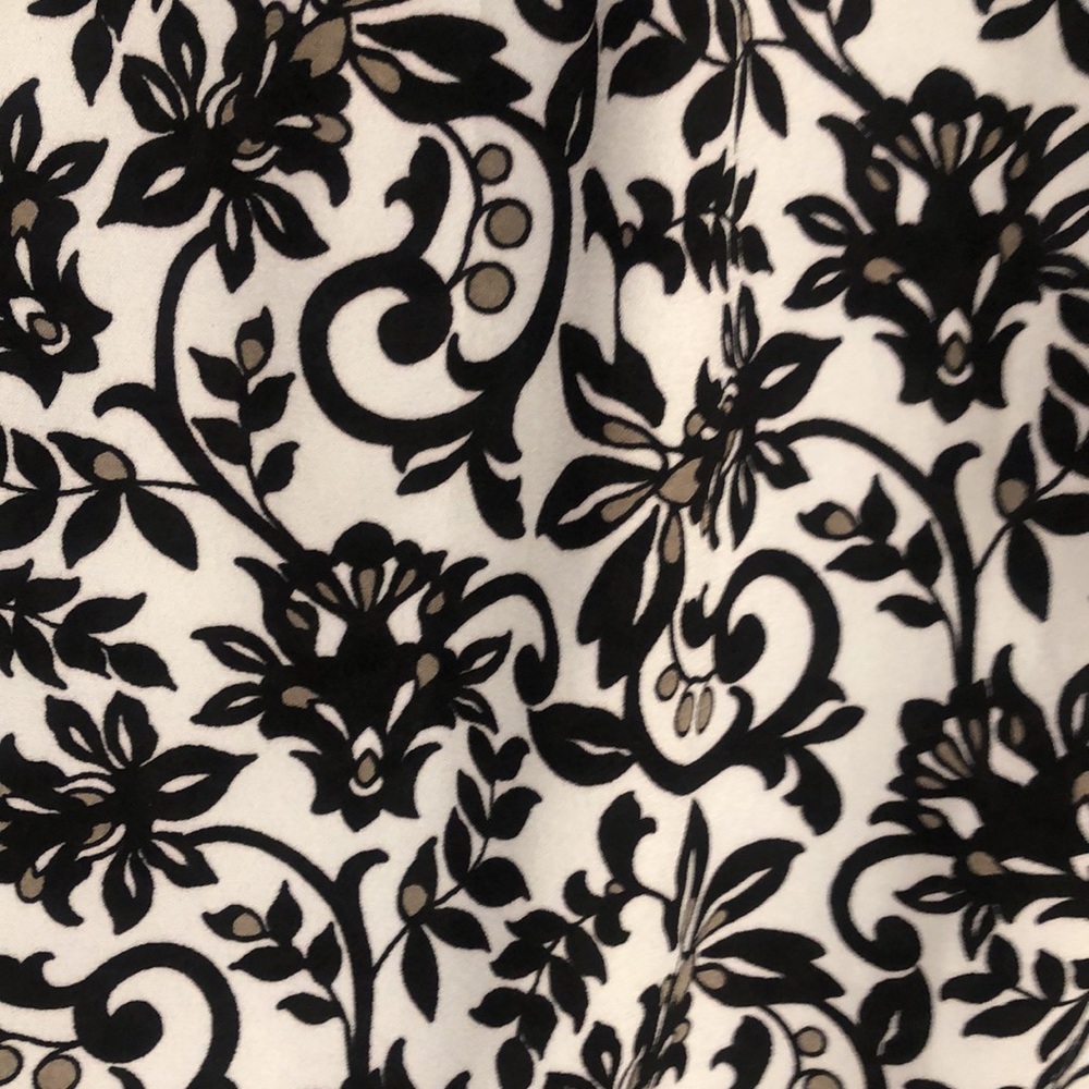 THE LOFT (EUC) Sleeveless Blouse Black&White Floral Design. Comfortable! Size SP - Picture 5 of 10